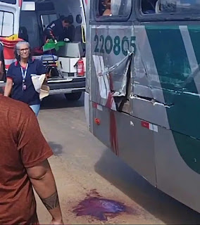 CAMINHÃO DA RÉ, COLIDE EM ÔNIBUS E DEIXA FUNCIONÁRIO DA AZALÉIA GRAVEMENTE FERIDO