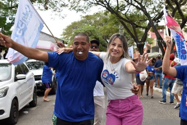Candidata a vereadora do PT Bárbara Matos participa de adesivaço e Reforça Compromisso Com Itapetinga