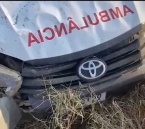 Grave acidente com ambulância deixa uma pessoa morta e dois feridos