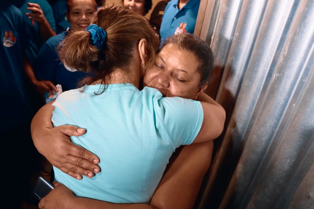 O ABRAÇO, A MULHER, A FORÇA DE QUEM VAI VENCER