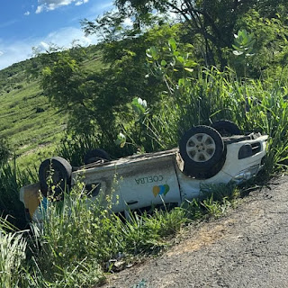 CARRO DA COELBA CAPOTA APÓS COLISÃO COM OUTRO VEÍCULO EM ITAPETINGA
