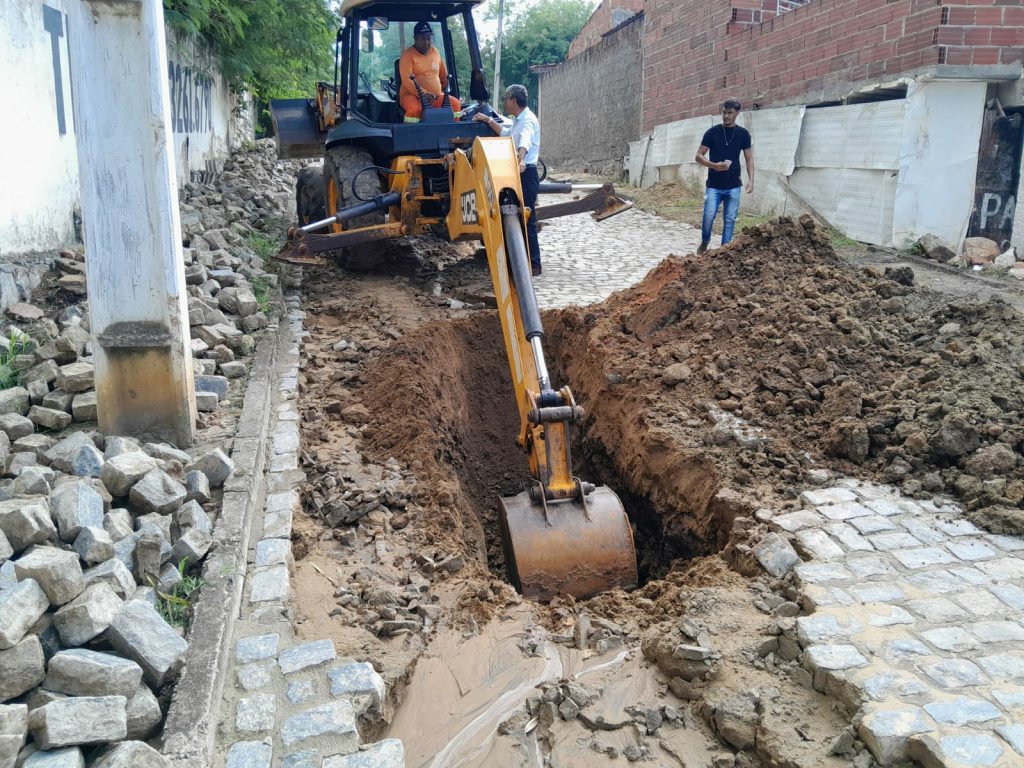 ITAPETINGA: SAAE IMPLANTA NOVA ADUTORA DE ÁGUA PARA AS VILAS. - Fala Livre