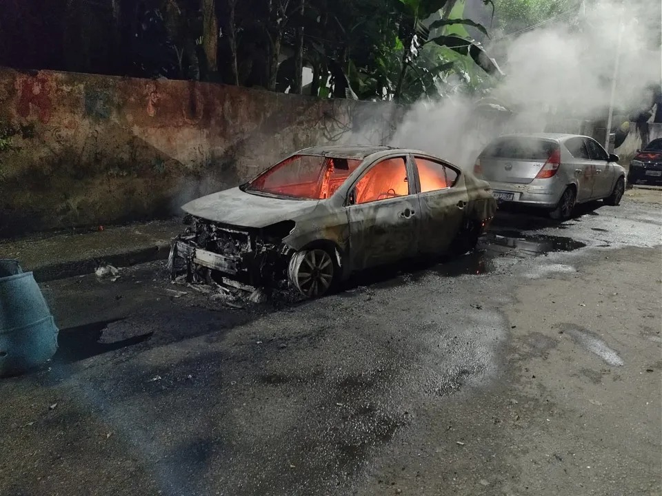 BAHIA VIOLENTA | FACÇÃO INCENDEIA CARROS E TOCA O TERROR EM BAIRRO DE SALVADOR