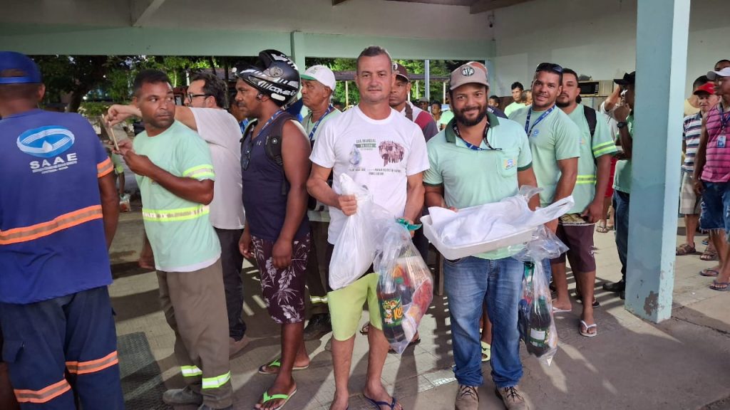 SERVIDORES DO SAAE SÃO CONTEMPLADOS COM CESTA DA SEMANA SANTA - Fala Livre