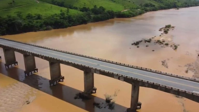 GOVERNO DIZ QUE DNIT VAI INSTALAR BALSAS PRÓXIMO À PONTE INTERDITADA NO RIO JEQUITINHONHA NA BR-101