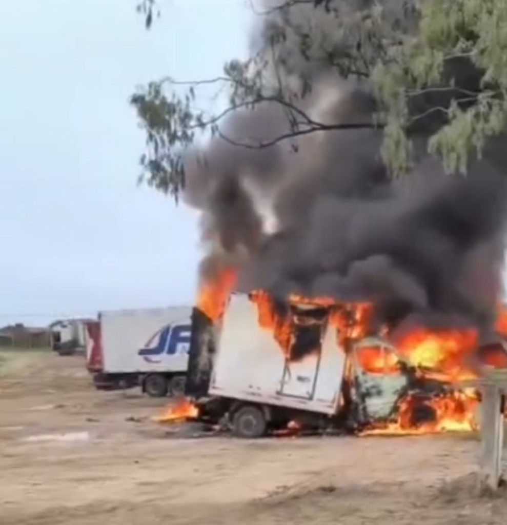 URGENTE: CINCO CAMINHÕES DA JBS PEGAM FOGO EM ITAPETINGA NESTE DOMINGO - Fala Livre