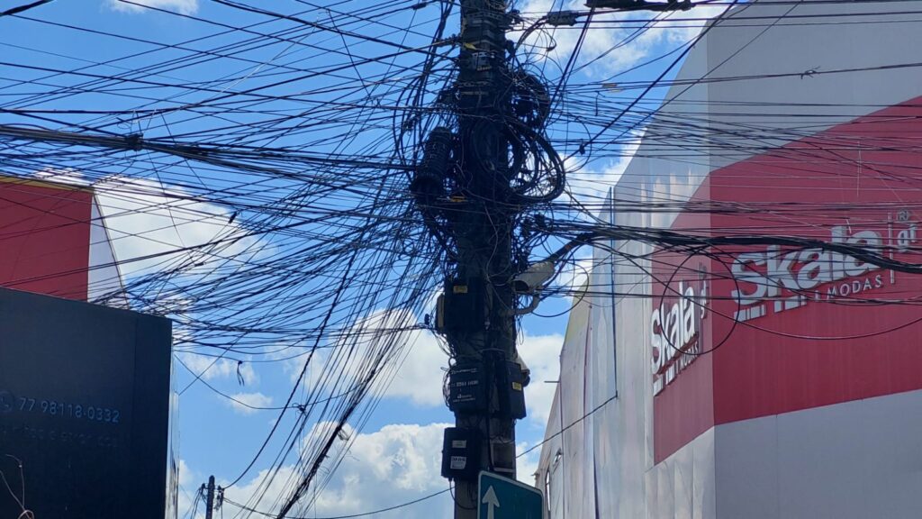 AMARANHADO DE FIOS ‘GATO-NET’ ATRAPALHA REFORMA DE PRÉDIOS NO CENTRO COMERCIAL DE ITAPETINGA