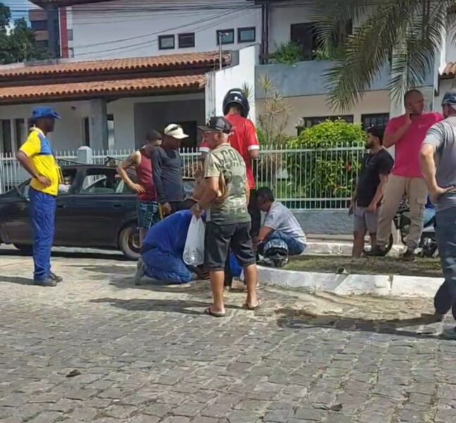 Acidente entre moto e carro em Itapetinga deixa jovem ferido