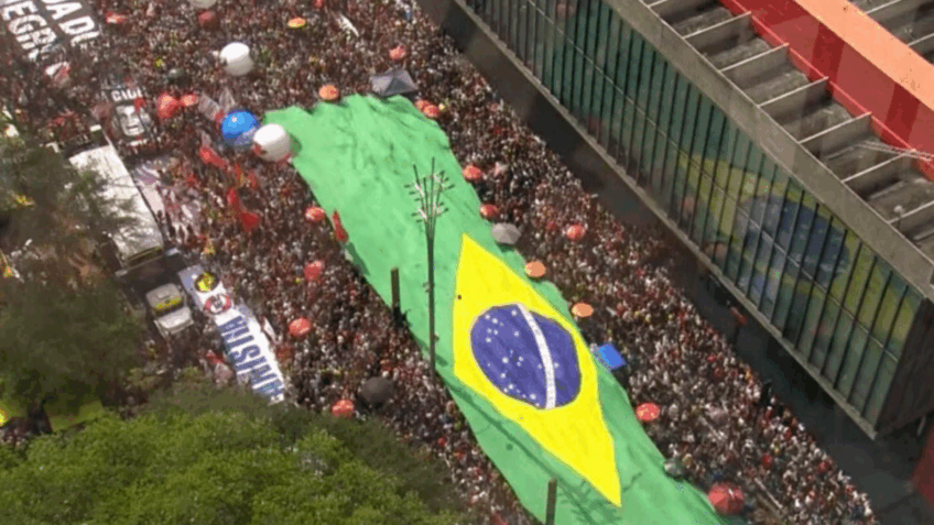 BRASIL | POPULAÇÃO EM PESO VAI ÀS RUAS CONTRA A ANISTIA E A PEC DA "BANDIDAGEM"