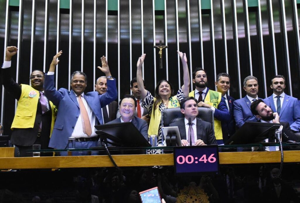 ANTONIO BRITO COMEMORA APROVAÇÃO DA PEC QUE VALORIZA AGENTES DE SAÚDE E COMBATE ÀS ENDEMIAS