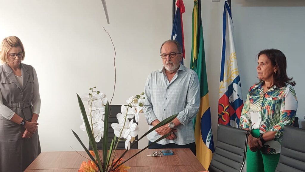 DIA DO PREFEITO | EDUARDO HAGGE RECEBE HOMENAGEM DE SUA EQUIPE DE GOVERNO
