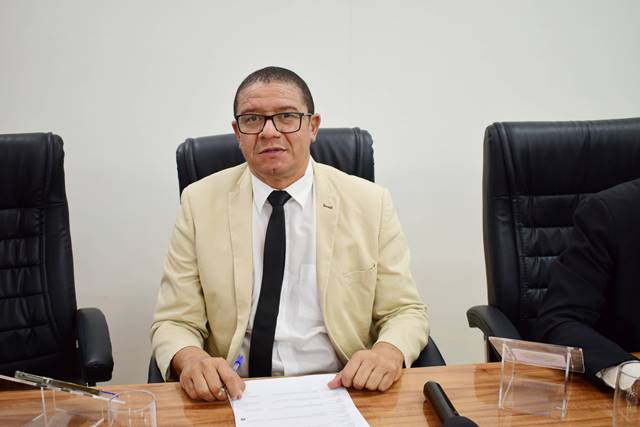 ITAPETINGA | NETO FERRAZ ASSUME PRESIDÊNCIA DA CÂMARA DE VEREADORES