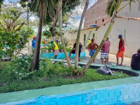 Líder Comunitário Ualas Do Gás Ornamenta Praça Com Cores Juninas E Da Seleção -