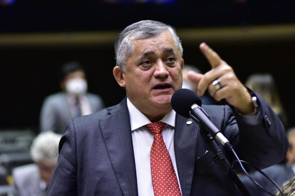 GOVERNO QUER VOTAR PEC DA ESCALA 6x1 NESTA SEMANA, DIZ JOSÉ GUIMARÃES