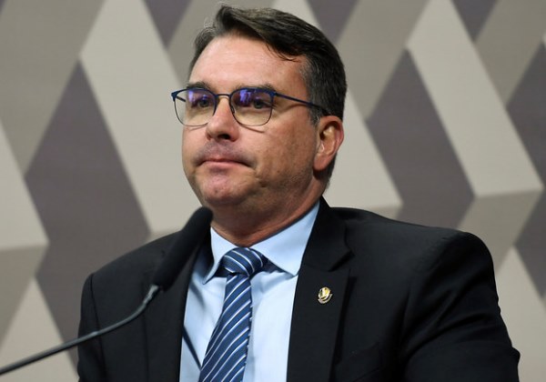 Flávio Bolsonaro diz que vai ao debate da Globo e espera enfrentar Lula