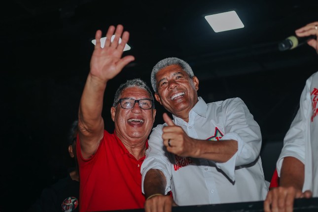 "JERÔNIMO É O GOVERNADOR DO POVO DA BAHIA", AFIRMA ROSEMBERG, APÓS COMÍCIO LOTAR PRAÇA DE ITAPETINGA