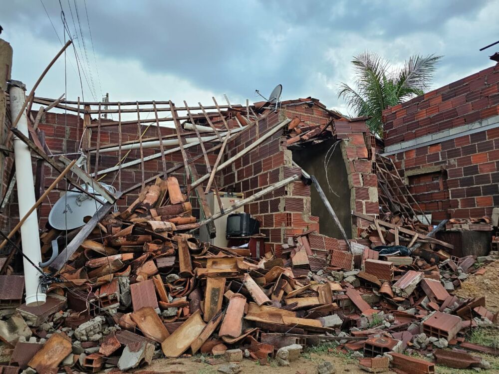 Itambé: chuva de granizo e ventos fortes destelham centenas de casas e deixam moradores desabrigados