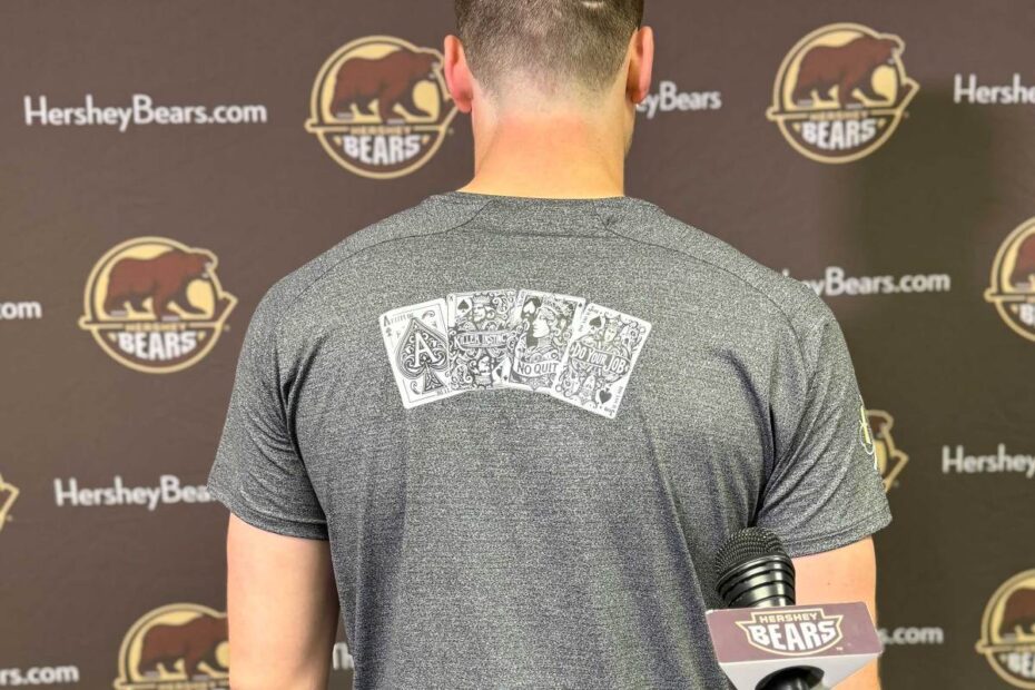 As camisas dos playoffs ‘All In’ do Hershey Bears homenageiam seus jogos de cartas competitivos no ônibus nesta temporada