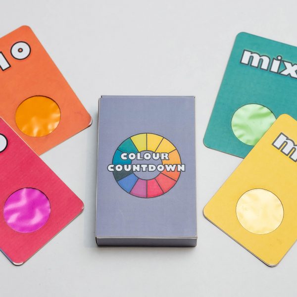 Crianças em idade escolar fundem Uno e I Spy no jogo de cartas vencedor do Design Ventura