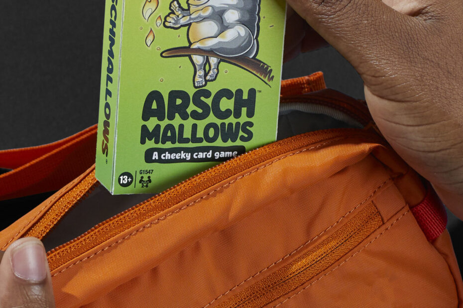 Hasbro lança novo jogo de cartas para festas: Arschmallows