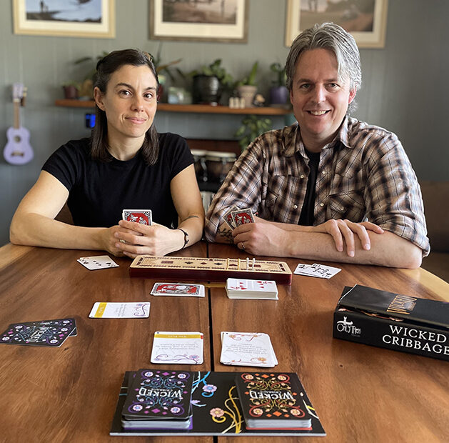 Novos proprietários de empresas em Los Alamos dão um toque especial ao clássico jogo Cribbage… E é incrível!