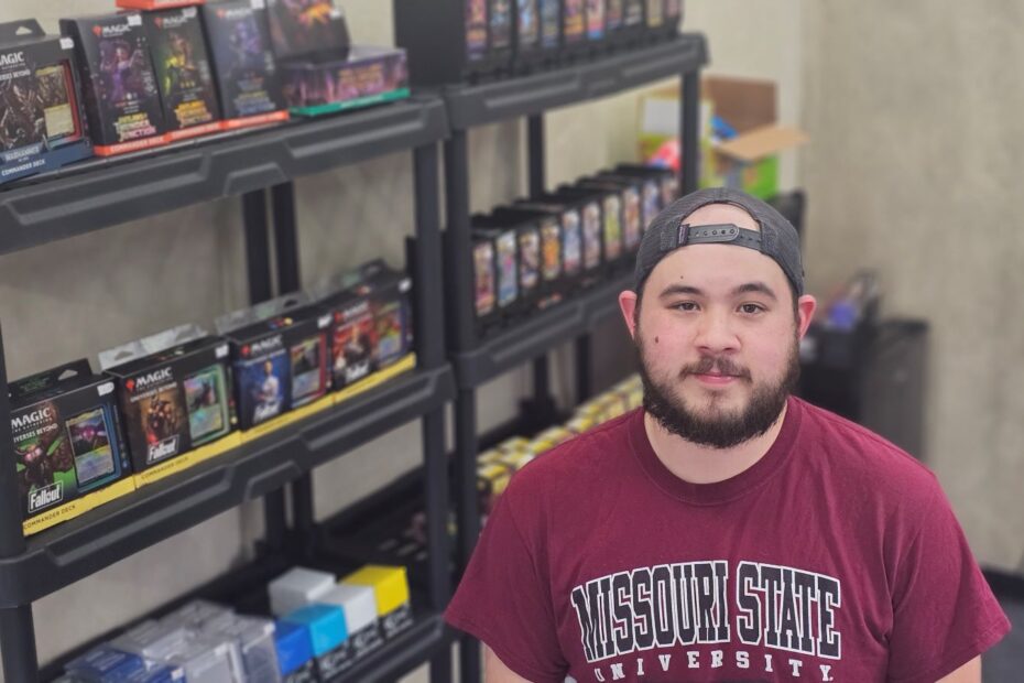Fanático por jogos de cartas de 26 anos abre loja no sudoeste de Springfield