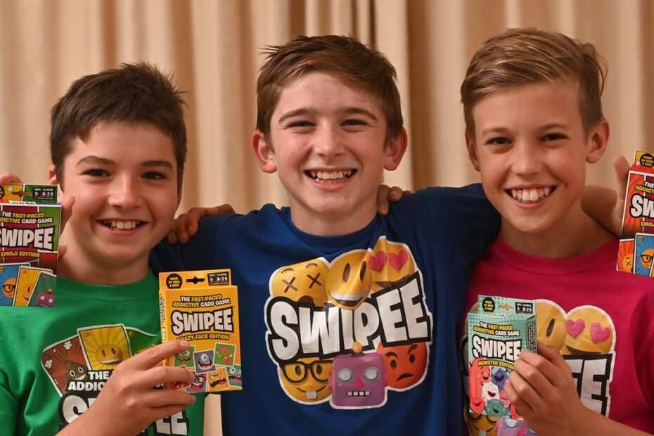 Notícias infantis: Três meninos da Austrália do Sul assinam acordo global para um jogo de cartas que criaram em sala de aula Notícias infantis: Três meninos da Austrália do Sul assinam acordo global para um jogo de cartas que criaram em sala de aula