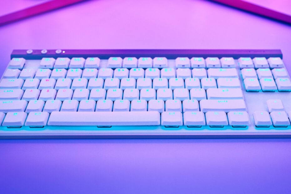 O novo teclado para jogos sem fio da Logitech é 1 cm mais curto que um cartão SD O novo teclado para jogos sem fio da Logitech é 1 cm mais curto que um cartão SD