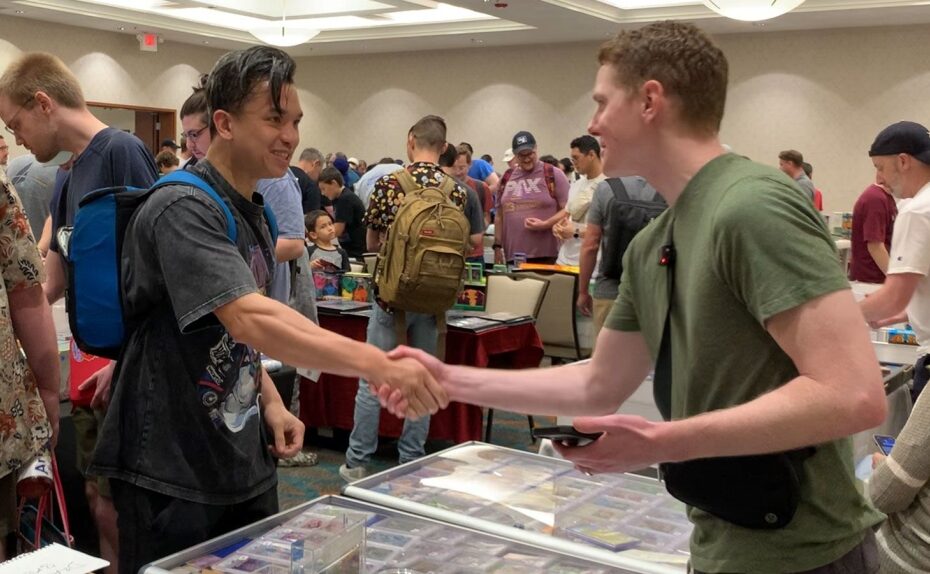 Colecionador de cartas Pokémon doa achados raros de graça