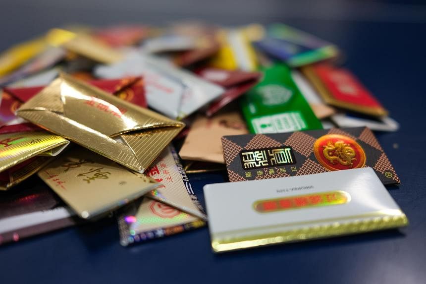 Jogos de cartas de cigarro fazem sucesso entre crianças na China, mas autoridades querem acabar com eles