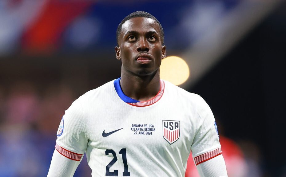 O atacante da seleção dos EUA, Tim Weah, foi suspenso por dois jogos por cartão vermelho
