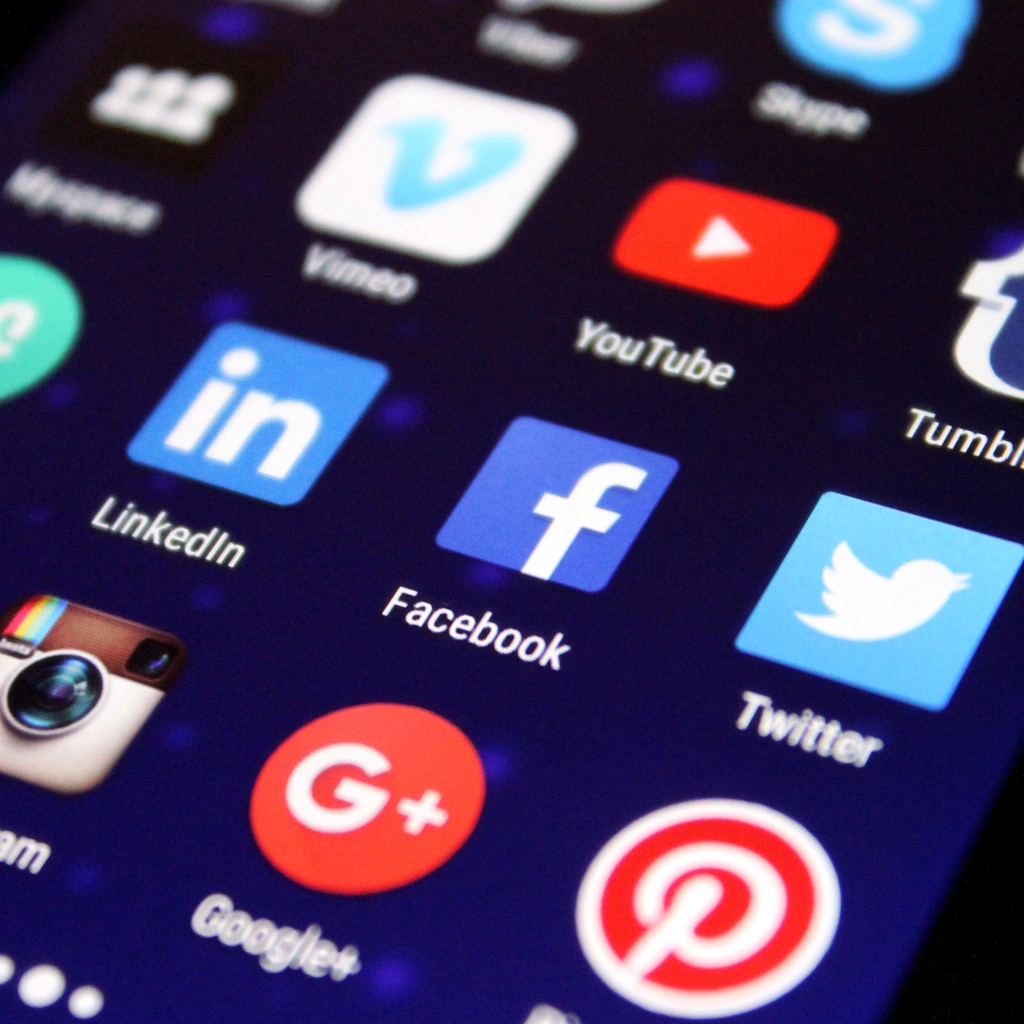 Canadá avança com projeto para proibir menores de 16 anos em redes sociais
