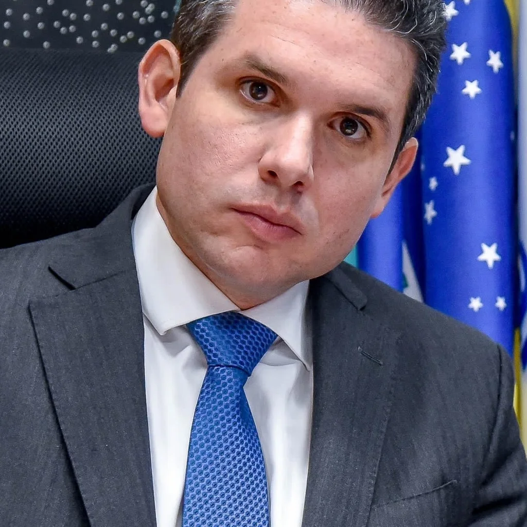 Hugo Motta admite viagem em jatinho de Vorcaro e hotel de luxo pago pelo dono do Banco Master