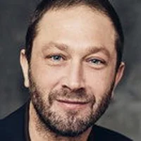 Ebon Moss-Bachrach interpreta em Vingadores: Doutor Destino