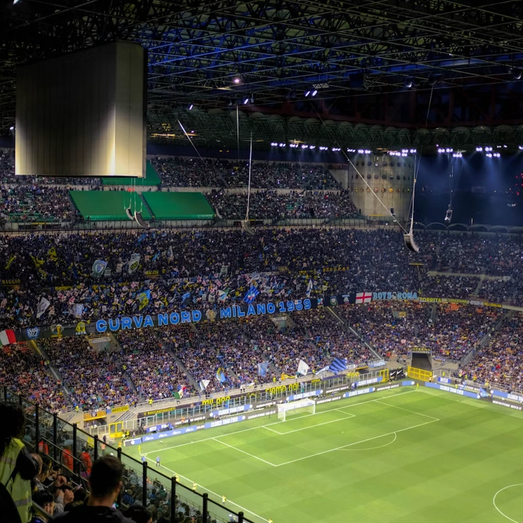 Estadio San Siro lotado com torcedores assistindo jogo de futebol Italia