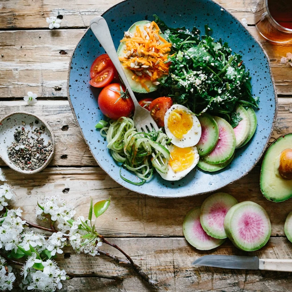 Alimentos saudaveis frescos variados nutricao equilibrio