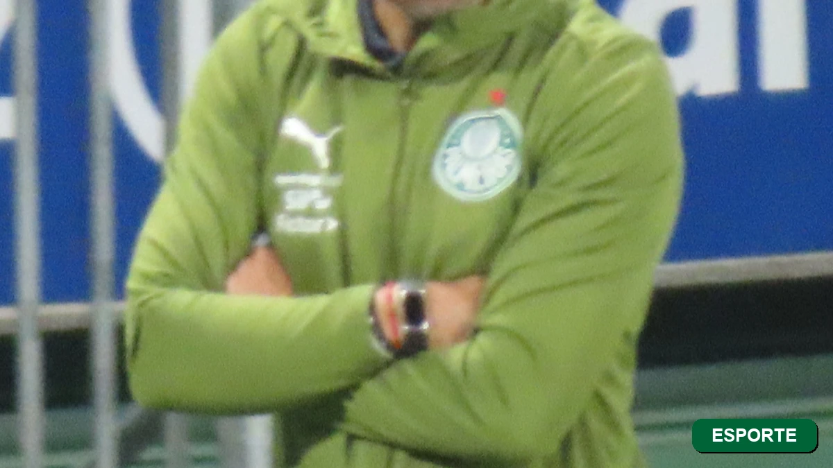 Imagem final com badge da categoria Esporte sobre o protesto da Mancha Verde pedindo a saída de Abel Ferreira do Palmeiras em agosto de 2026