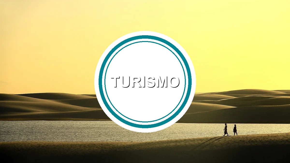 Foto real de casal de turistas caminhando nas dunas dos Lençóis Maranhenses ao entardecer, tema do post sobre destinos em alta na baixa temporada de 2026 no Brasil
