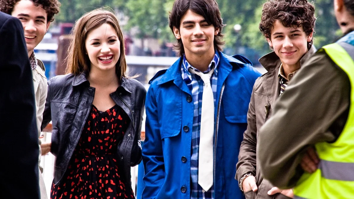 Camp rock 3 estreia hoje no disney+ com os jonas brothers de volta ao acampamento musical