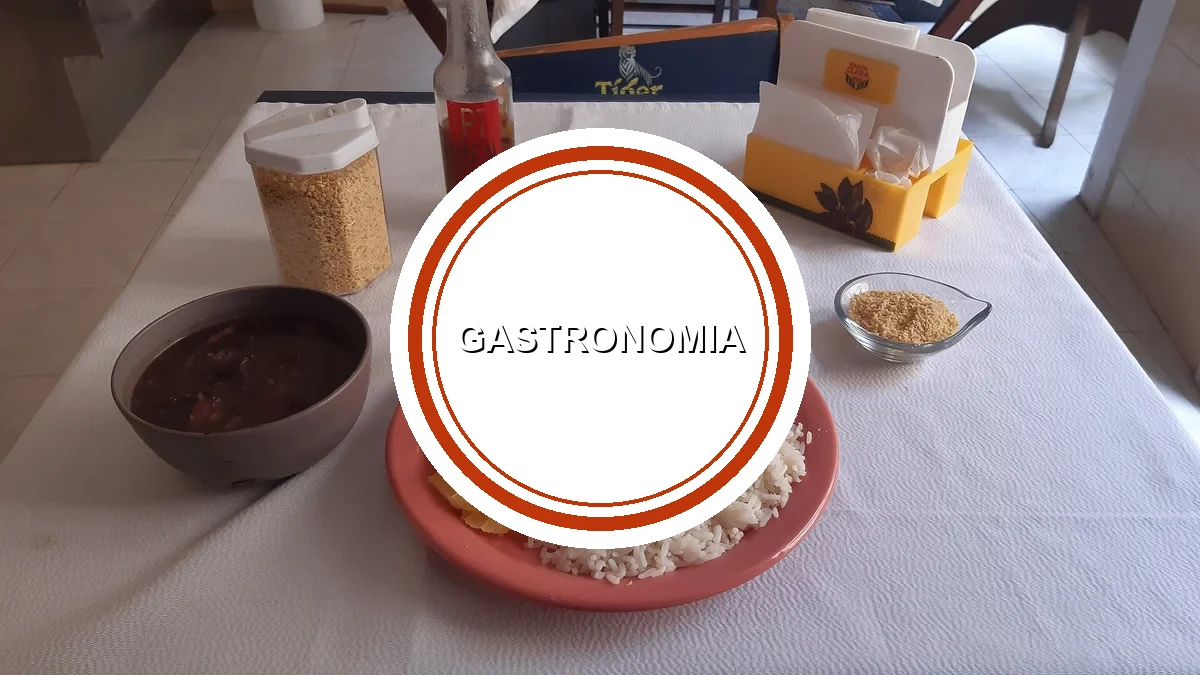 Foto real de prato de feijoada, prato típico da culinária brasileira, tema do post sobre as tendências gastronômicas de 2026 com cozinha lixo-zero e ingredientes locais