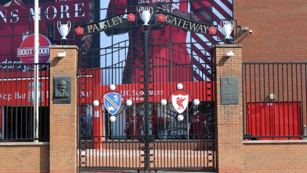 Bezos e saverin compram parte do liverpool: consórcio de bilionários investe no clube inglês