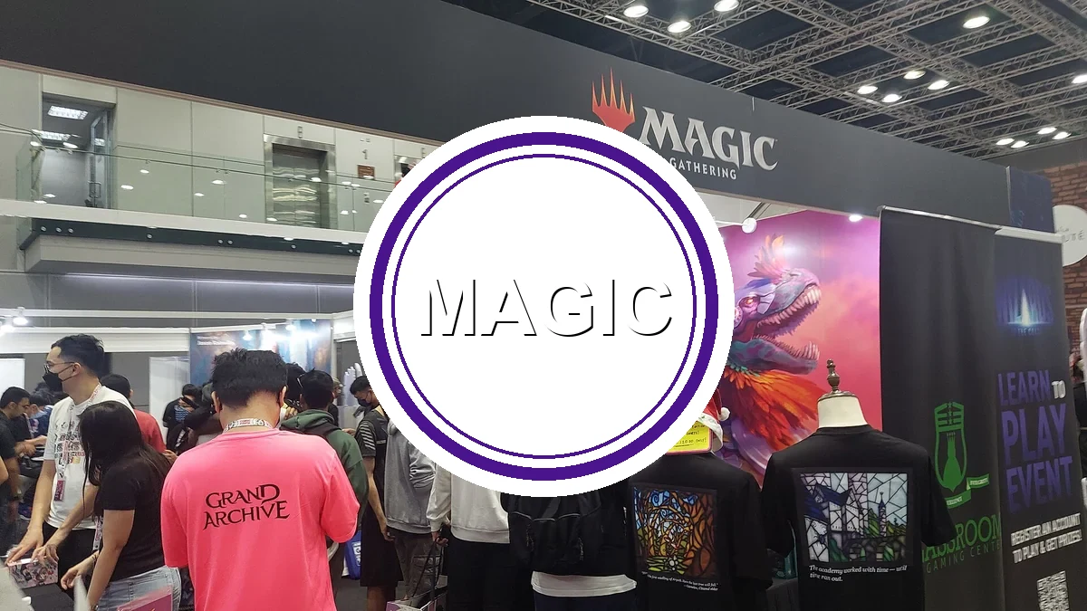 Foto real de estande de Magic: The Gathering em evento de cultura pop, tema do post sobre o lançamento do conjunto O Hobbit e o Draft Powered Cube no MTG Arena