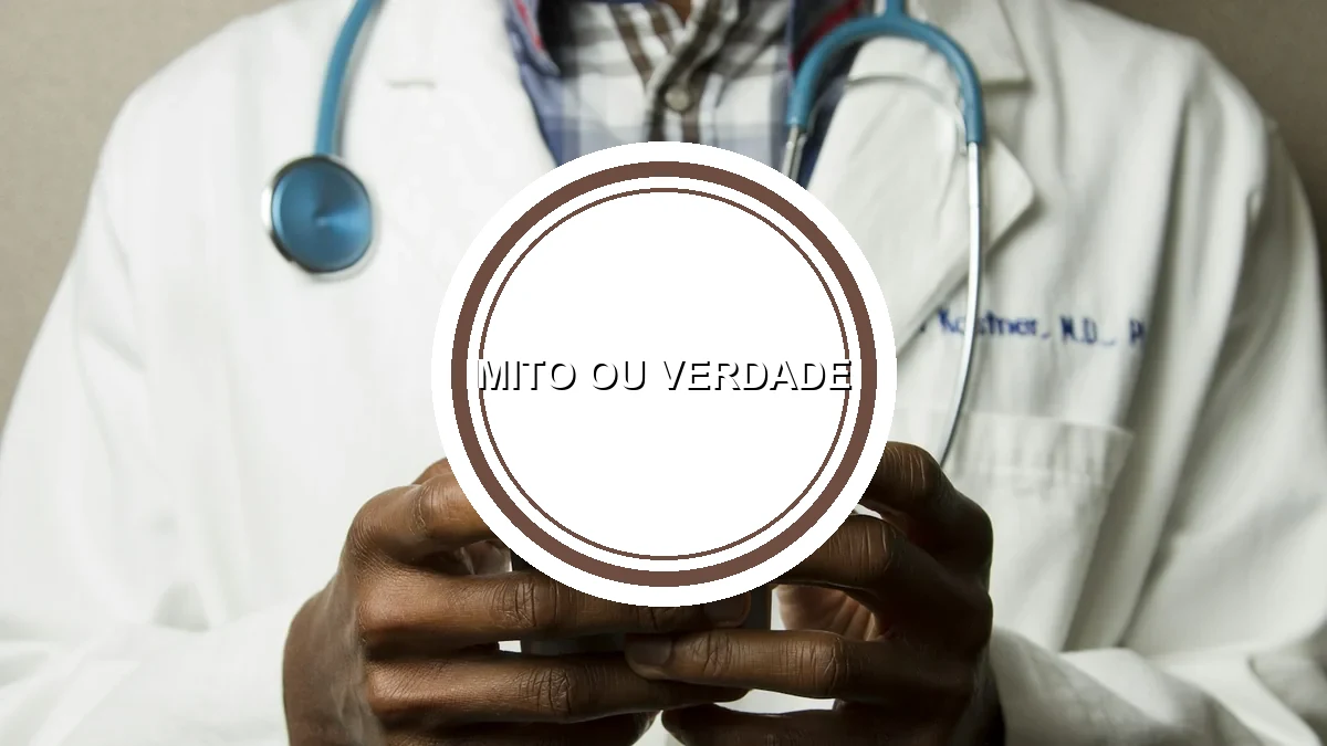 Foto real de médica sorridente em consultório, tema do post sobre como identificar fake news de saúde nas redes sociais e evitar desinformação