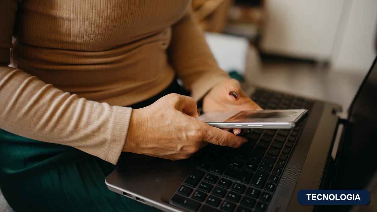 Badge da categoria Tecnologia com foto real de mulher usando smartphone em casa, tema da privacidade digital e do bloqueio de sites de deepnude com IA