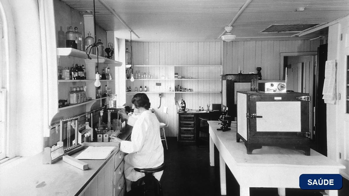 Laboratório de imunologia de centro de pesquisa de câncer em foto real, tema do avanço das vacinas de mRNA contra o câncer em agosto de 2026