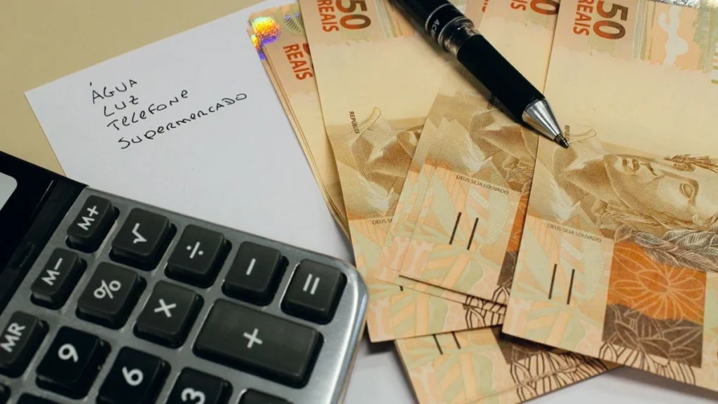 Selic cai para 14% ao ano: copom inicia novo ciclo de cortes, mas mercado se preocupa com a inflação