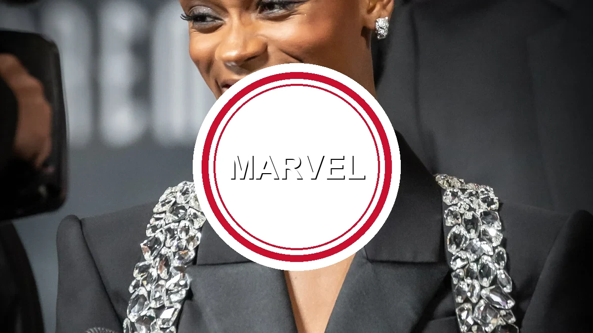 Foto real da atriz Letitia Wright no tapete vermelho de Hollywood, destaque do post sobre o anúncio oficial de Pantera Negra 3 na San Diego Comic-Con 2026