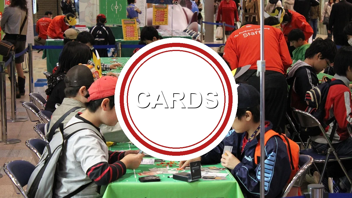Foto real de cartas Pokémon em partida sobre a mesa, tema do post sobre a expansão Mega Evolução Ascended Heroes do Pokémon TCG em 2026