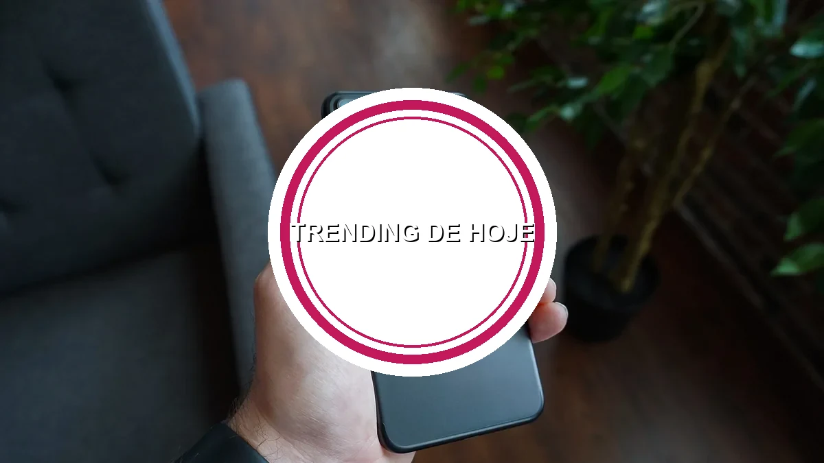 Foto real de smartphone preto segurado por uma mão, tema do post sobre o fim do suporte do WhatsApp a celulares antigos a partir de setembro de 2026
