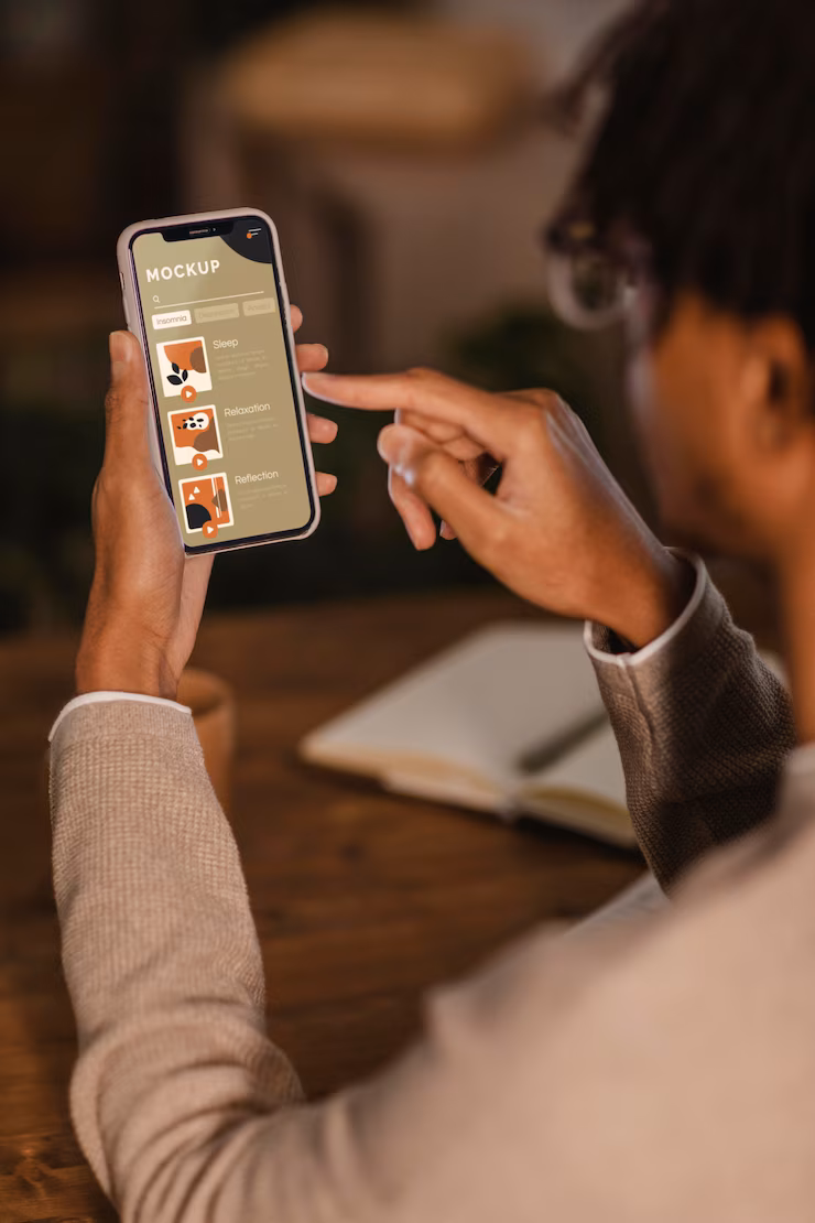 Já pensou em ter seu próprio Aplicativo Mobile? 9 close na pessoa com maquete de telefone 23 2149150885